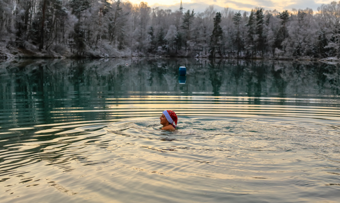 Schwimmen inmitten Winterlandschaft